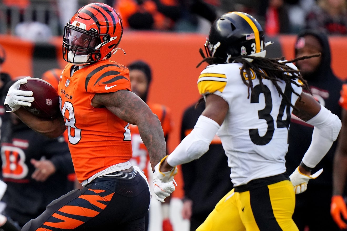 Cincinnati Bengals running back Joe Mixon (28) carries the ball as Pittsburgh Steelers safety Terrell Edmunds (34) defends in the third quarter during a Week 12 NFL football game, Sunday.