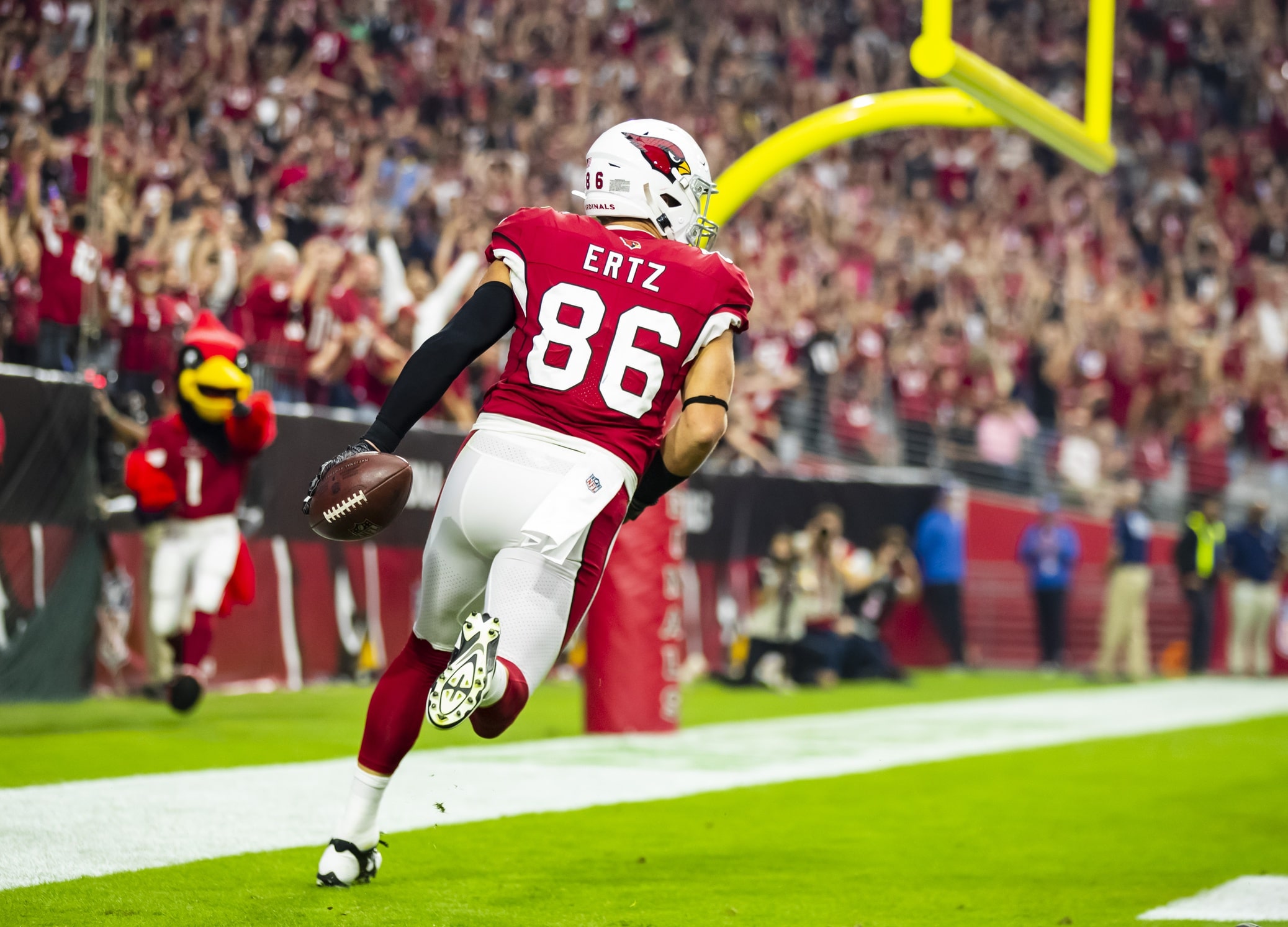 Arizona Cardinals tight end Zach Ertz (86) celebrates after scoring a touchdown against the Houston Texans in the second half at State Farm Stadium.