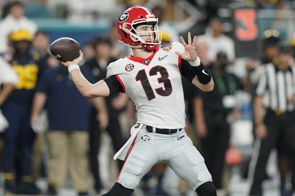 Quarterback Georgia Stetson Bennett melewati Michigan selama paruh pertama pertandingan semifinal Orange Bowl NCAA College Football Playoff, Jumat, 31 Desember 2021, di Miami Gardens, Florida.
