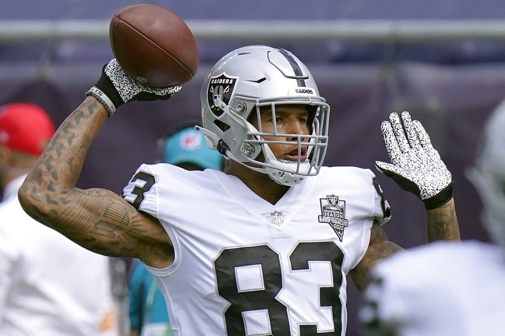 Pertandingan ketat Las Vegas Raiders Darren Waller melakukan pemanasan sebelum pertandingan sepak bola NFL melawan New England Patriots, Minggu, 27 September 2020, di Foxborough, Mass.
