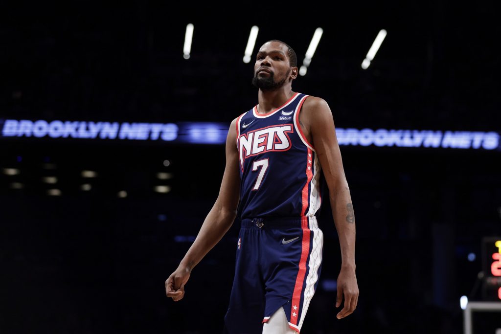 Penyerang Brooklyn Nets Kevin Durant (7) berjalan di lapangan melawan Milwaukee Bucks selama paruh pertama pertandingan bola basket NBA Jumat, 7 Januari 2022, di New York