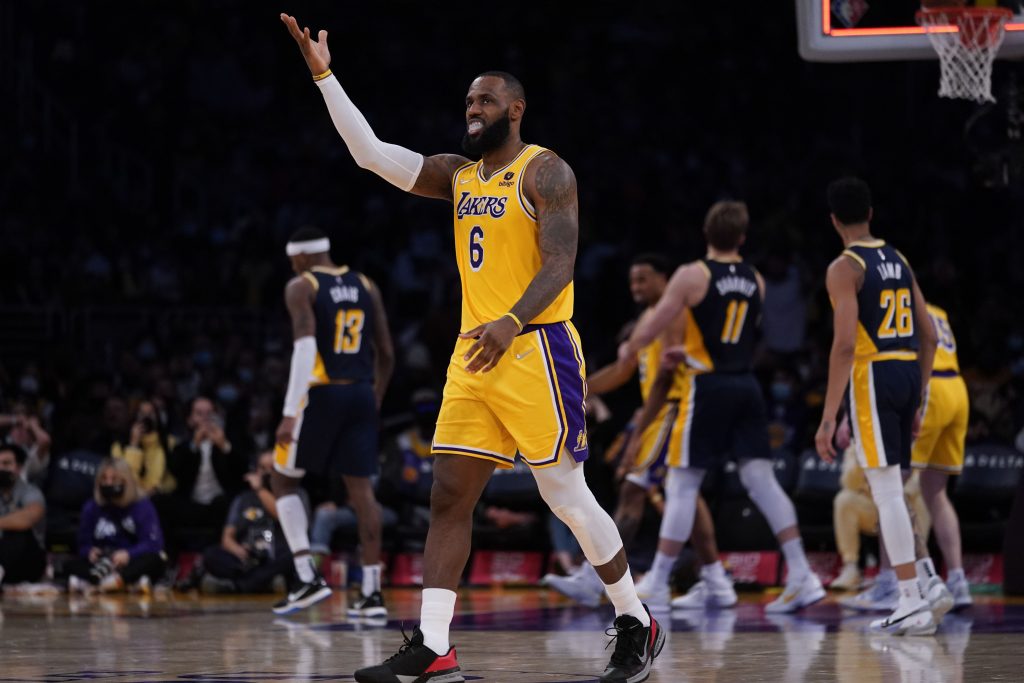 Reaksi penyerang Los Angeles Lakers LeBron James (6) pada akhir kuarter ketiga pertandingan bola basket NBA melawan Indiana Pacers di Los Angeles, Rabu, 19 Januari 2022