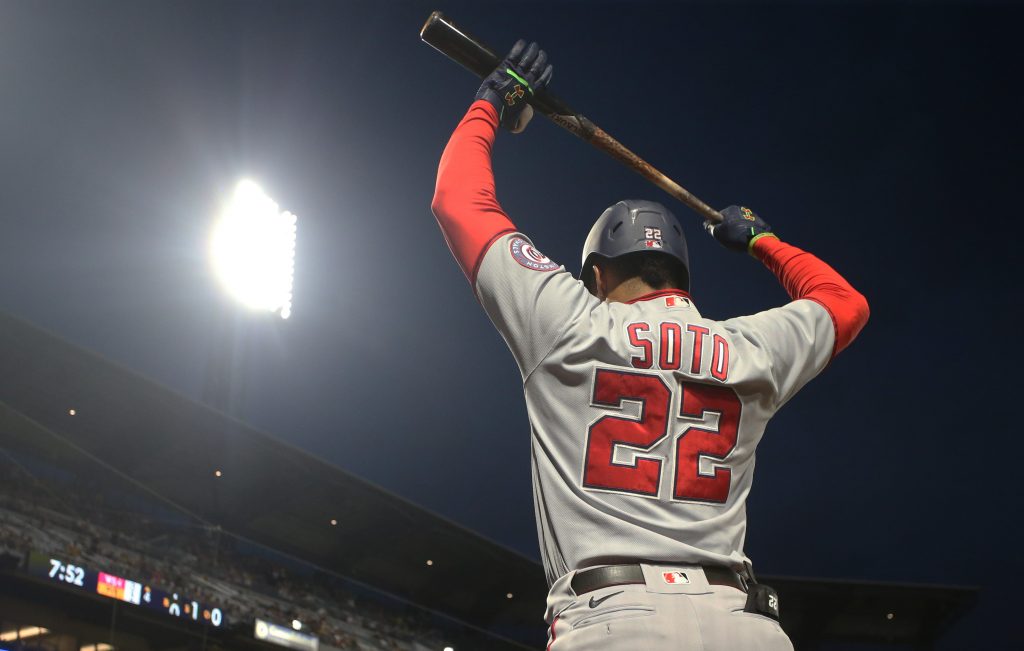 Pemain sayap kanan nasional Juan Soto (22) bersiap untuk melakukan pukulan di lingkaran dek melawan Bajak Laut Pittsburgh pada inning keempat di PNC Park.