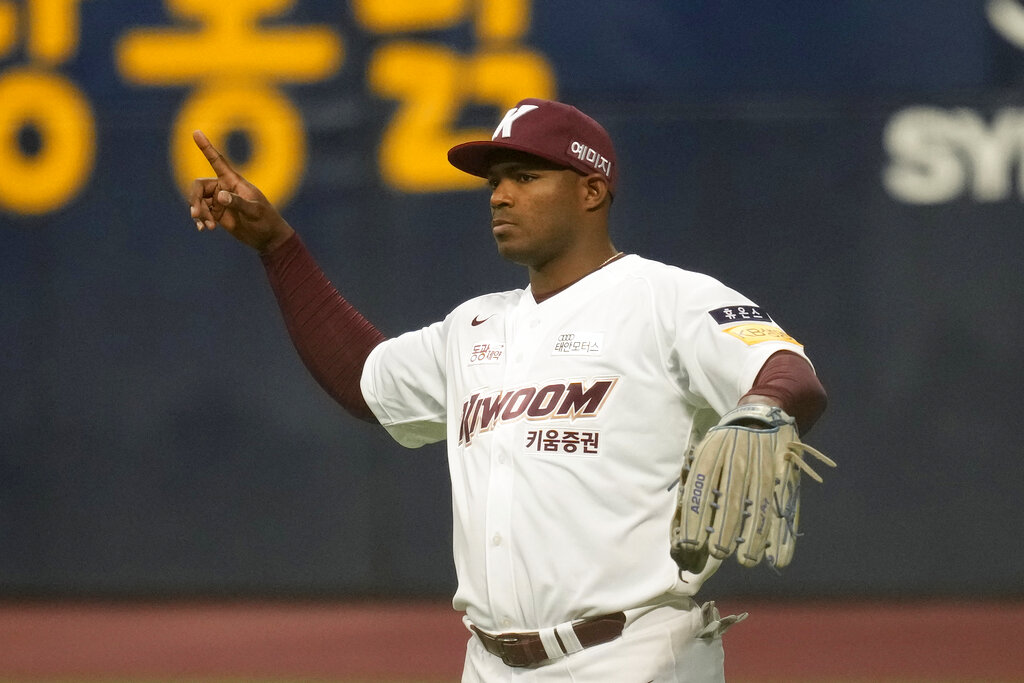 Mantan pemain luar Major League Baseball Yasiel Puig dari Kiwoom Heroes memberi isyarat selama pertandingan pembukaan musim reguler 2022 untuk Organisasi Bisbol Korea antara Lotte Giants dan Kiwoom Heroes di Gocheok Sky Dome di Seoul, Korea Selatan, Sabtu, 2 April 2022.