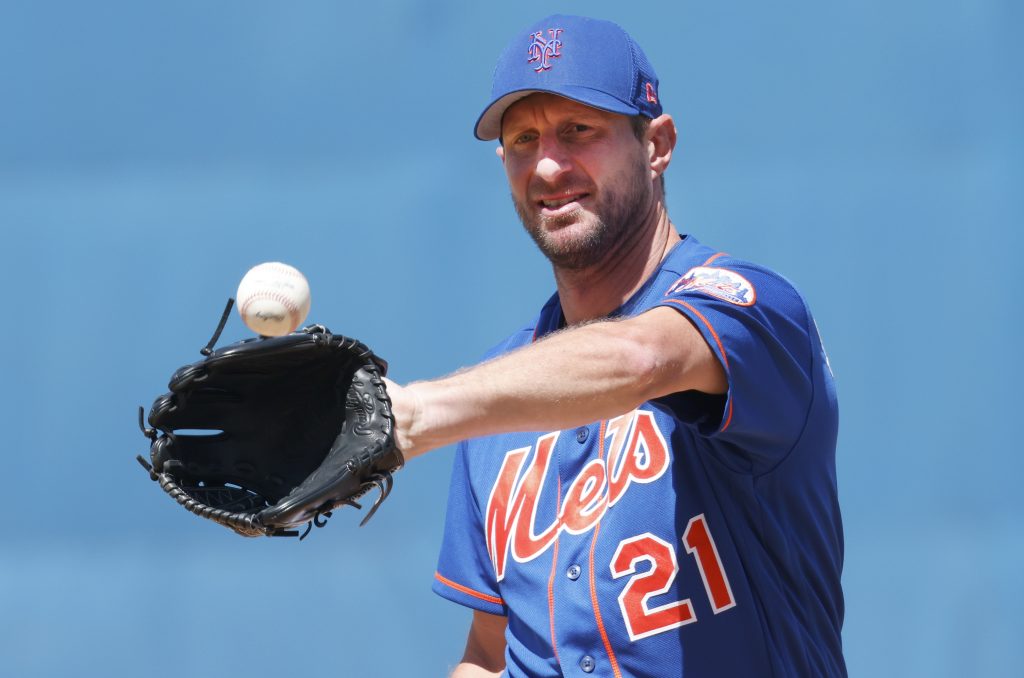 Pelempar awal New York Mets Max Scherzer (21) melakukan pemanasan sebelum inning keenam dari pertandingan latihan musim semi melawan St. Louis Cardinals