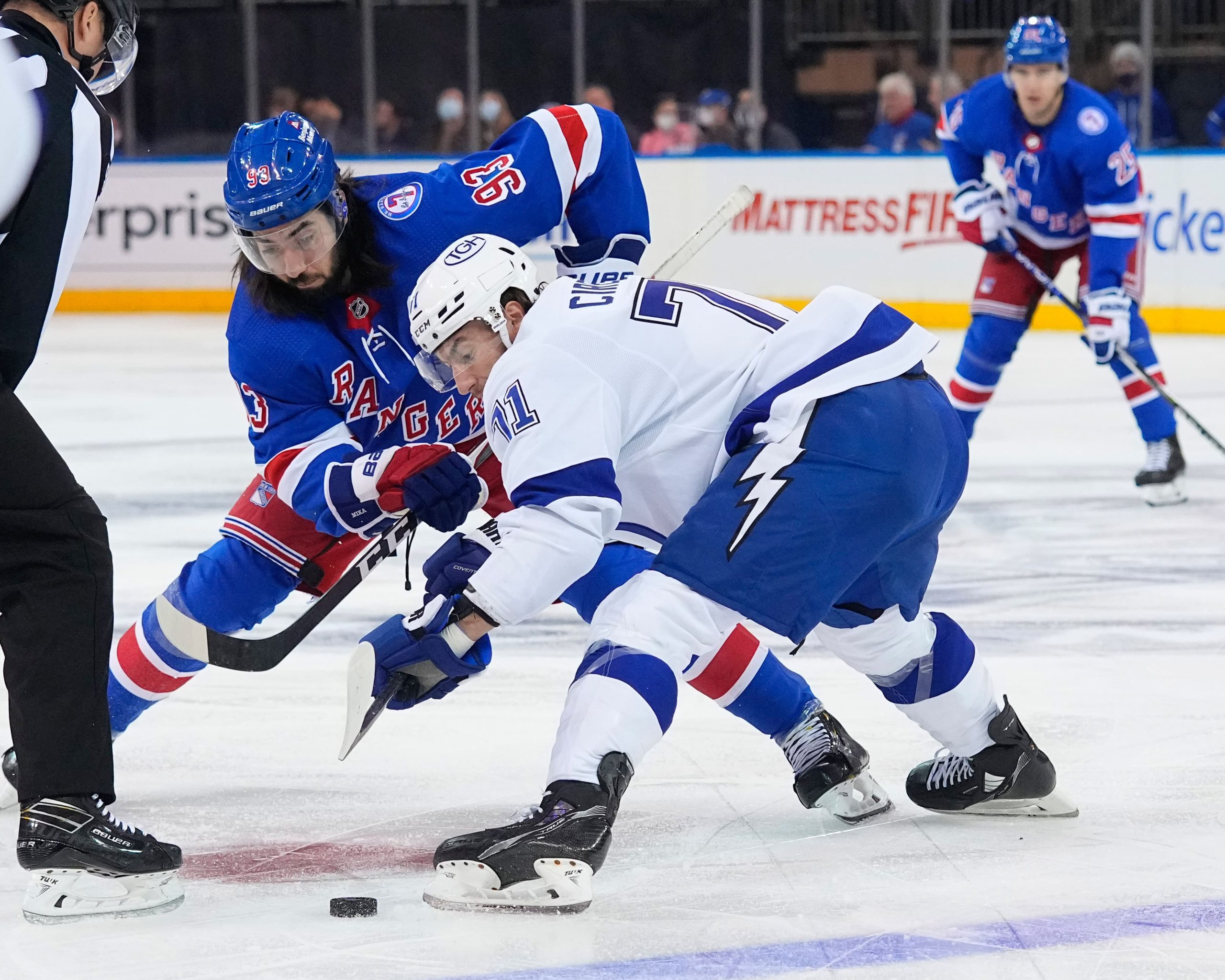 Anthony Cirelli of the Lightning and Mika Zibanejad of the Rangers