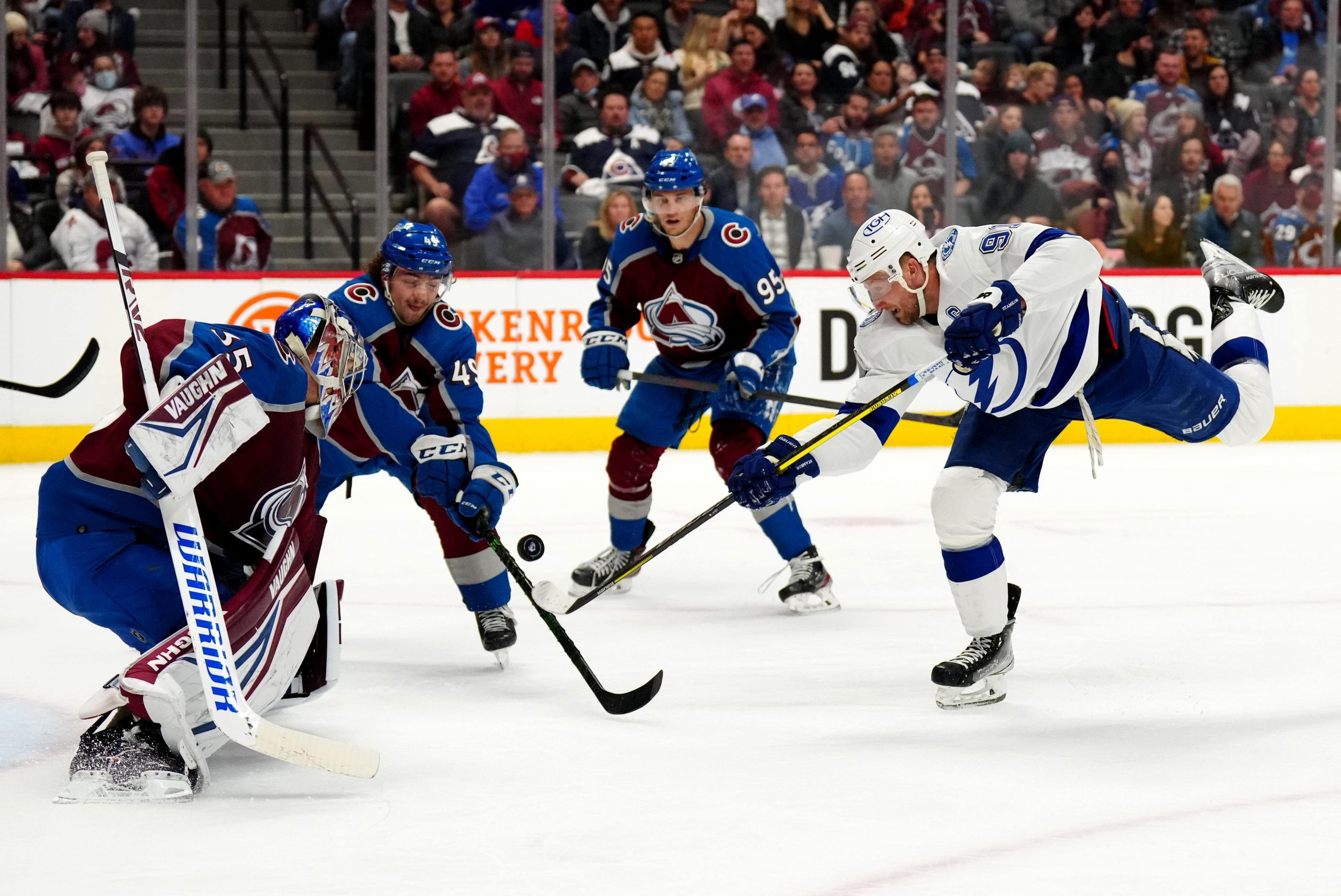 Lightning skater Steven Stamkos shoots on Avalanche goalie Darcy Kuemper