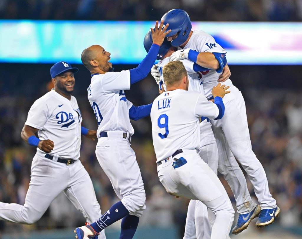 Penangkap Los Angeles Dodgers Will Smith (kanan) merayakan dengan pemain kedua Hanser Alberto (17), pemain kanan Mookie Betts (50), pemain kiri Gavin Lux (9) dan pemain base pertama Freddie Freeman (5) setelah melakukan walk off single RBI ke mengalahkan Chicago Cubs pada inning ke-10 di Dodger Stadium.