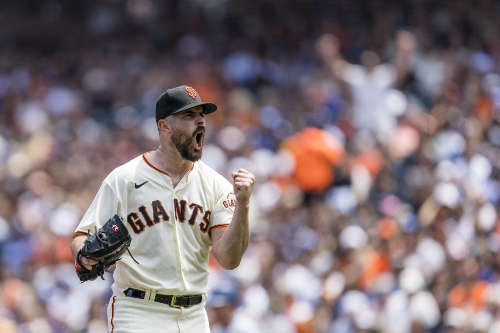 Pelempar awal San Francisco Giants Carlos Rodon (16) bereaksi setelah menyerang pemain Los Angeles Dodgers untuk mengakhiri puncak inning keempat di Oracle Park.
