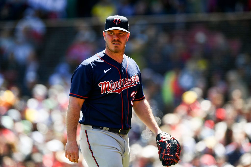 Pitcher awal Minnesota Twins Dylan Bundy (37) keluar dari lapangan setelah inning kelima melawan Boston Red Sox di Fenway Park.