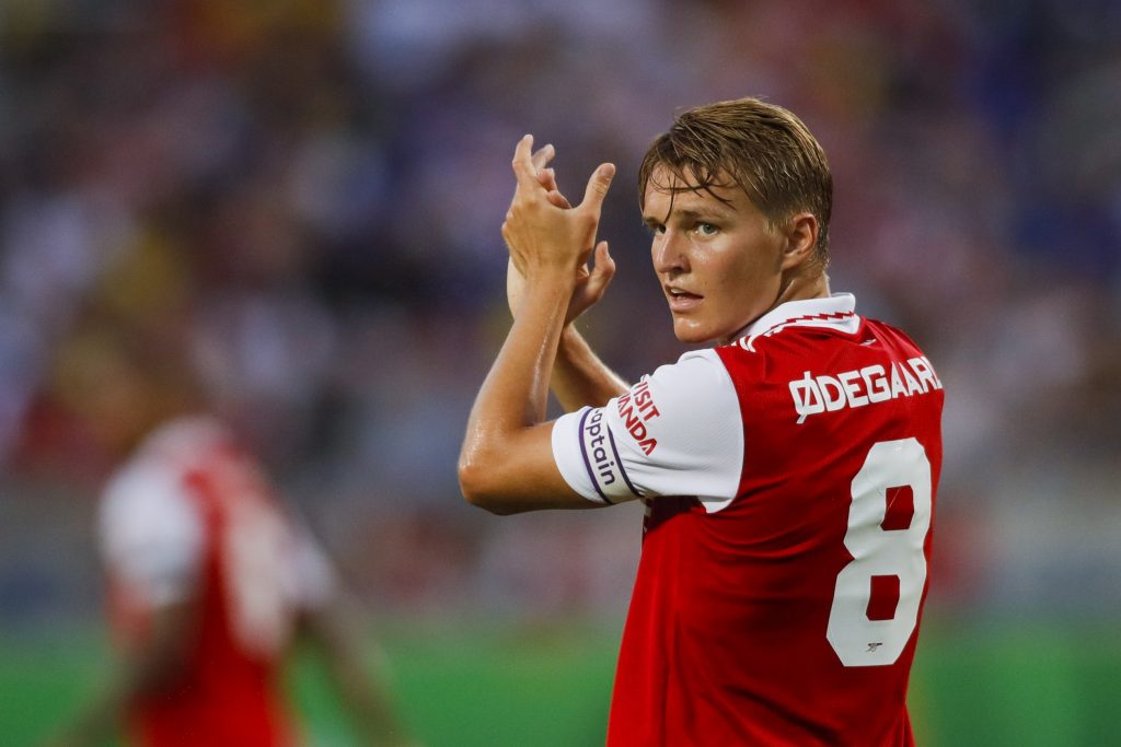 Gelandang Arsenal Martin Odegaard (8) bertepuk tangan dari lapangan selama babak pertama melawan Chelsea di Camping World Stadium.