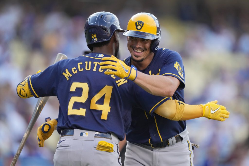 Shortstop Milwaukee Brewers Willy Adames (27) merayakan dengan pemukul yang ditunjuk Andrew McCutchen (24) setelah memukul home run solo di inning pertama melawan Los Angeles Dodgers di Dodger Stadium.