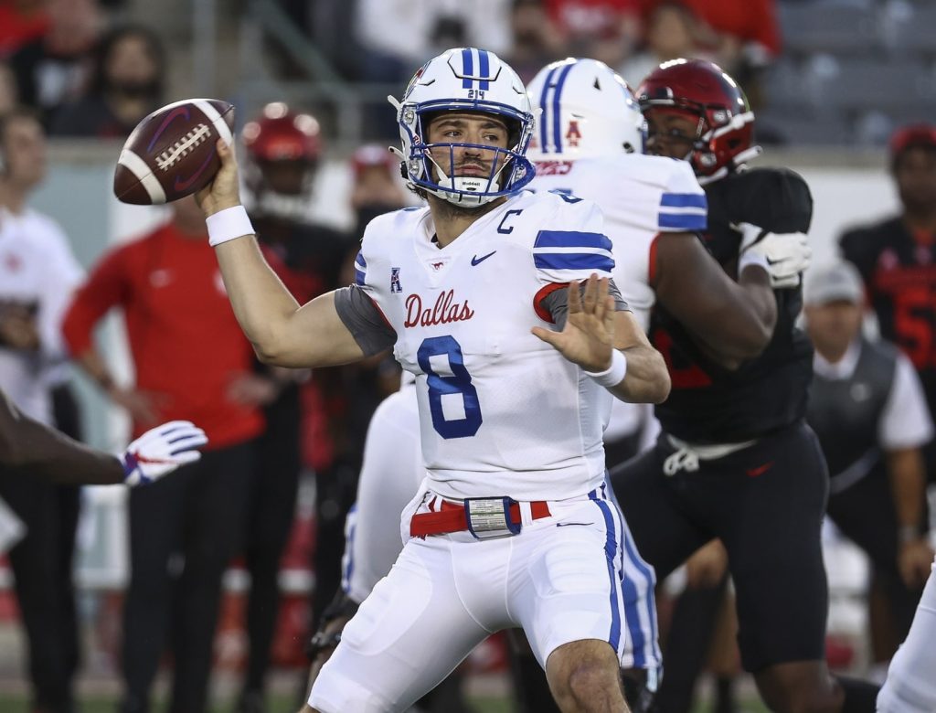 30 Oktober 2021;  Houston, Texas, AS;  Quarterback Southern Methodist Mustangs Tanner Mordecai (8) melakukan operan ke arah Houston Cougars pada kuarter pertama di TDECU Stadium.