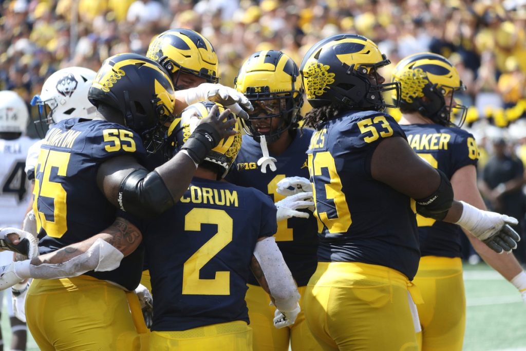 Michigan Wolverines running back Blake Corum (2) mencetak touchdown melawan Connecticut Huskies pada babak pertama di Michigan Stadium, Sabtu, 17 September 2022.