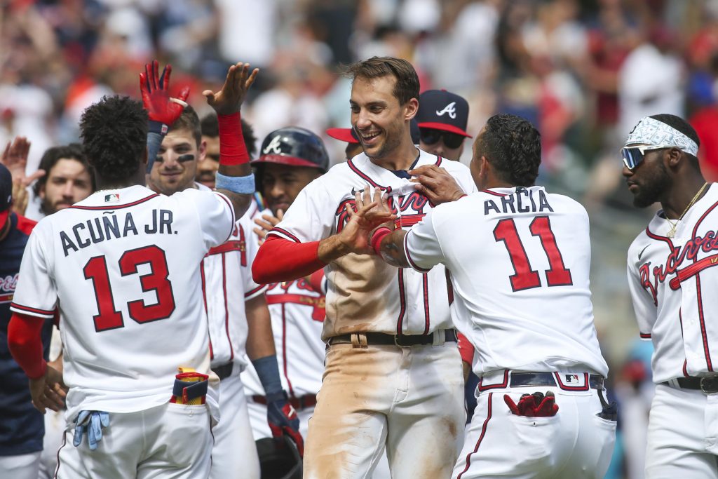 Baseman pertama Atlanta Braves Matt Olson (28) merayakannya dengan pemain sayap kanan Ronald Acuna Jr. (13) dan baseman kedua Orlando Arcia (11) setelah mencetak kemenangan beruntun melawan Arizona Diamondbacks di inning kesembilan di Truist Park.
